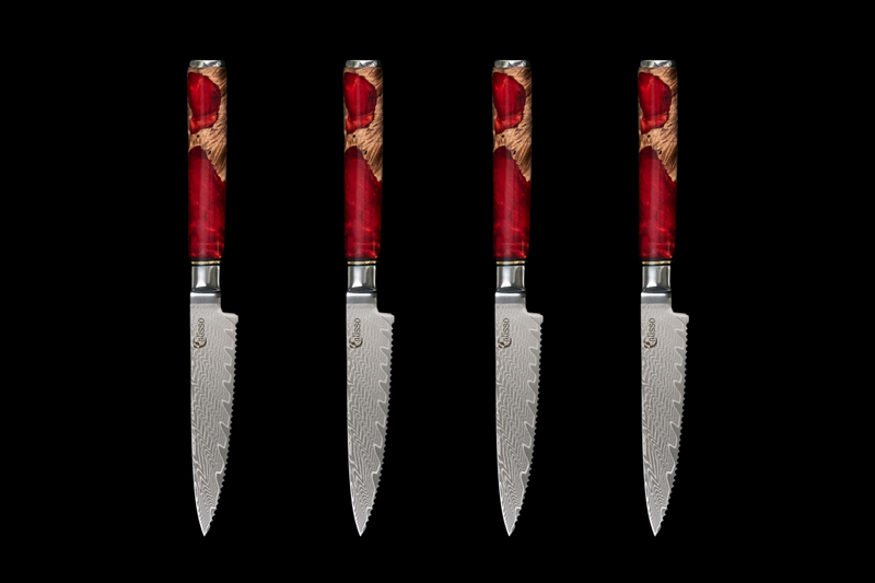 Ein Set von 4 Steakmessern mit rubinroten und holzfarbenen Griffen.