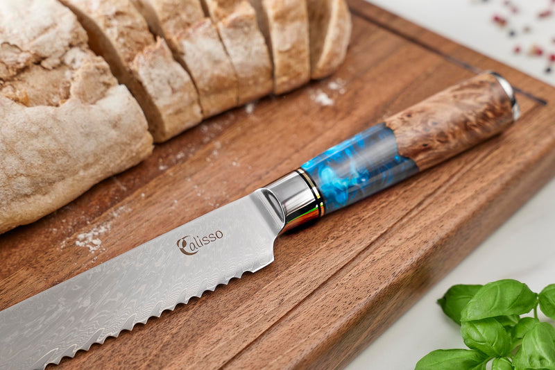 Calisso Brotmesser neben frisch gebackenem Baguette, das in ein graues Tuch eingewickelt ist.
