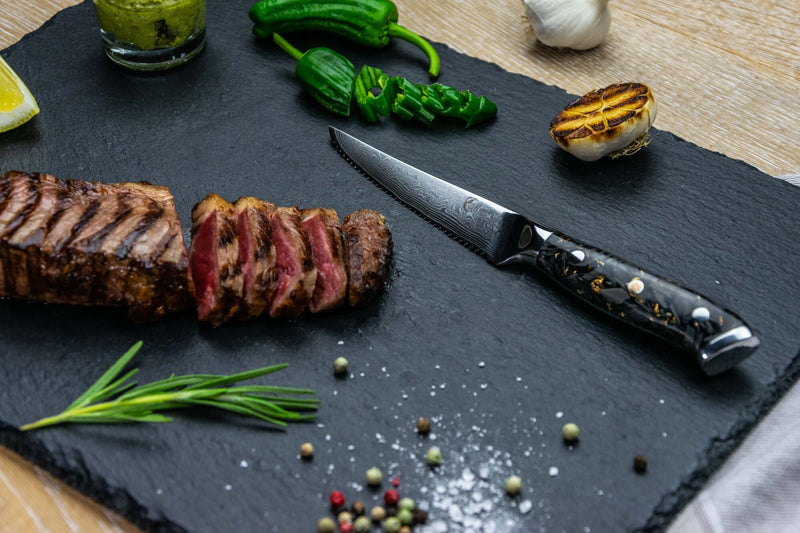 Calisso Gold&Ash Steakmesser mit Steak, Chili und gegrilltem Knoblauch