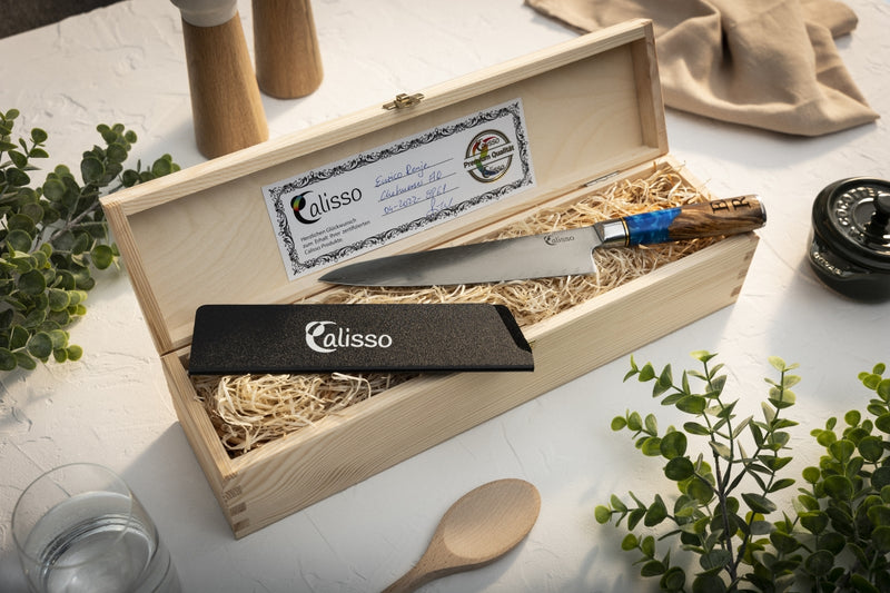 Graviertes Calisso Aquamarin Kochmesser und Klingenschutz in einer Geschenkbox mit Zertifikat