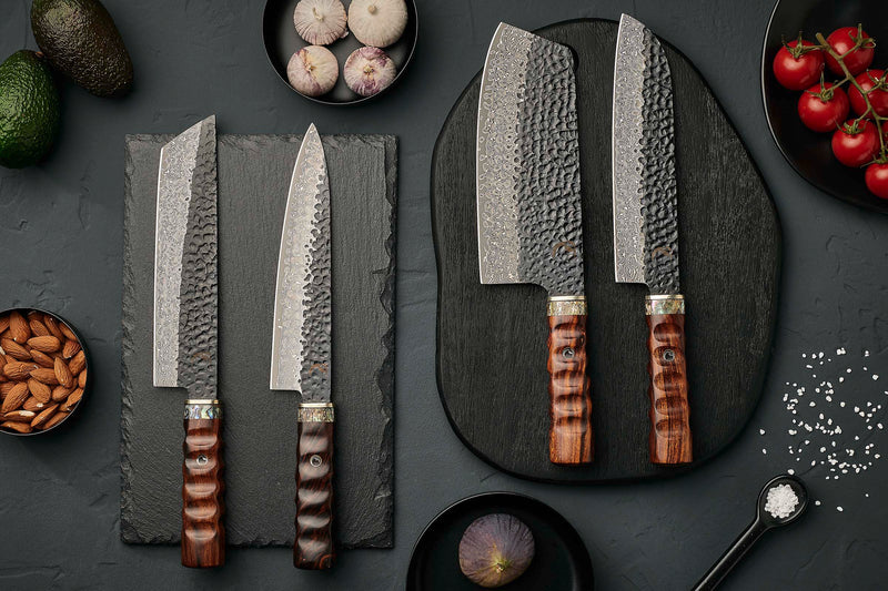 Messersäule Walnuss mit Messern