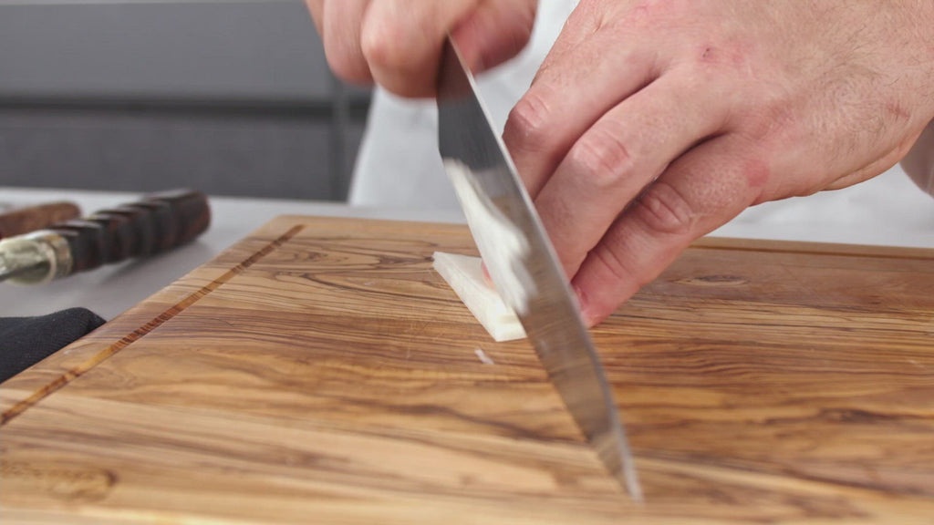 Video von Kochmesser und Universalmesser beim Schneiden und Schälen von Gemüse.
