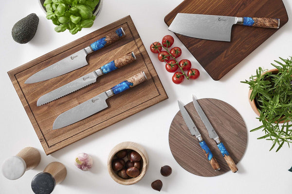 Aquamarin 6-teiliges Messerset in einer minimalistischen Küche